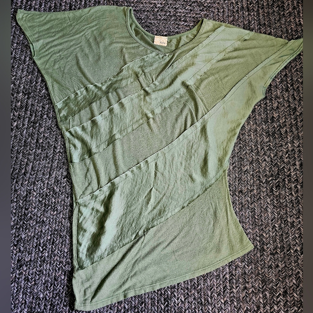 Women's Day trip top size small
